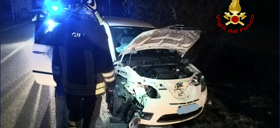 Un’auto abbatte un palo della luce e un’altra si ribalta nella scarpata
